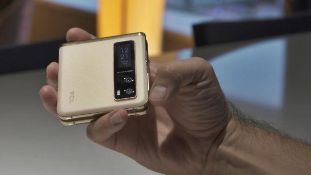 <b>CES 2022: TCL are un smartphone pliabil cu clapetă, pe care îl prezintă momentan doar sub formă de prototip - TCL Flex V</b>În cadrul târgului de tehnologie CES 2022 care se află în plină desfășurare în aceste momente în Las Vegas, TCL a adus primul său laptop din portofoliu, dar și câteva noi telefoane. Avem și concepte pe listă, un exemplu fiind "TCL Flex V" 