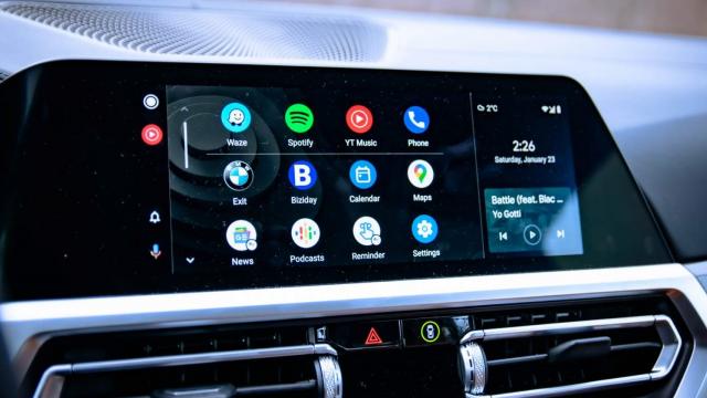 <b>CES 2022: Motorola prezintă MA1, dongle-ul care aduce Android Auto wireless pe toate automobilele compatibile</b>Android Auto sosea în urmă cu 7 ani pe sistemele de infotainment ale mașinilor. A fost creat în principal pentru a reduce folosirea smartphone-urilor de către șoferi în timpul condusului, transferând funcțiile principale ale telefonului direct pe ecranul 