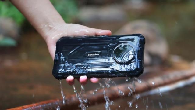 <b>Blackview BV8800 - telefonul robust ce aduce cameră Night Vision și o mega baterie este acum disponibil comercial - cu reducere!</b>Așa cum v-am informat și noi anterior, cei de la Blackview au lansat pe piață recent un nou smartphone robust cu dotări pe măsură. Se numește Blackview BV8800 și printre punctele sale forte avem camera Night Vision utilă în diferite scenarii