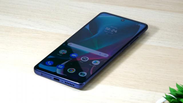 <b>Motorola Moto G200 5G: Acustica e din nou mono la Moto şi nu aduce surprize</b>Moto G200 5G nu epatează din cale afară cu acustica, mulţumindu-se cu un speaker în zona de jos şi atât. Nu avem jack audio de 3.5 mm şi oferă câteva opţiuni de egalizare de bază, pentru treble, bas şi track-ul vocal. Le găsiţi inclusiv în zona Moto My UX