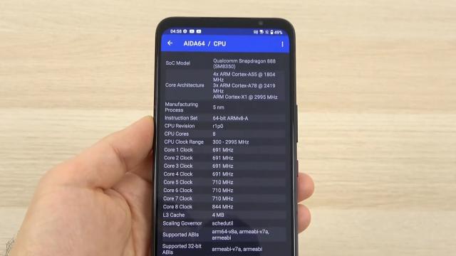 <b>ASUS ROG Phone 5s: Hardware similar cu ROG Phone 5, cu upgrade-uri incrementale</b>ASUS ROG Phone 5s împarte multe din dotări cu ASUS ROG Phone 5, dar face upgrade-uri la capitole cheie: CPU, touch sampling rate de exemplu. Pentru început vine cu acelaşi panou RGB customizabil în spate, pe care îl puteţi ilumina în culorile dorite
