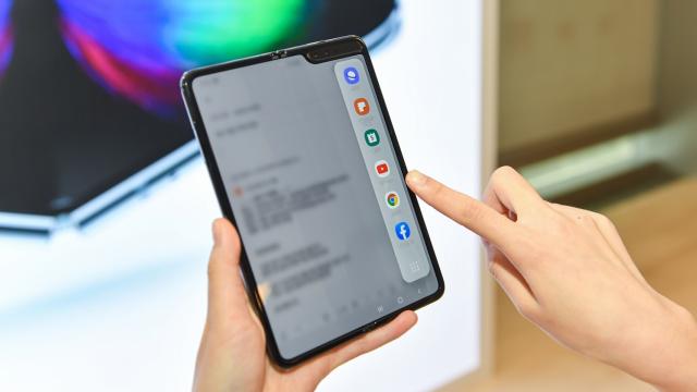 <b>Galaxy Fold 5G este următorul telefon Samsung care primește actualizarea la Android 12 - One UI 4.0</b>După actualizarea celor mai noi flagship-uri din portofoliu, Samsung a început să ofere update-ul la Android 12 (One UI 4.0) și pentru telefoanele midrange și modele de top mai vechi. Iată că începând de astăzi actualizarea ajunge pe primul telefon