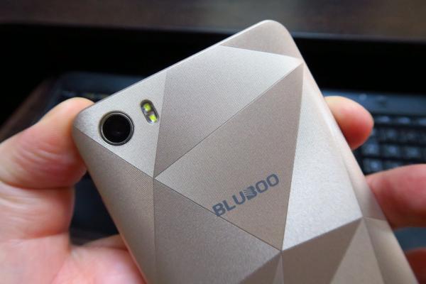 Bluboo Picasso 4G: Design compact, triunghiuri aplatizate şi plastic