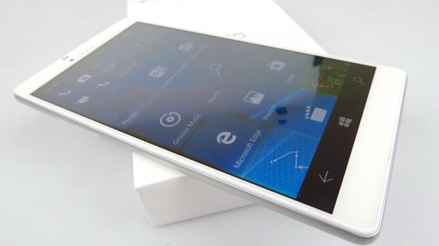 <b>Cube WP10 Unboxing: scoatem din cutie un telefon/tabletă inedit cu diagonală de 6,98 inch și Windows 10 Mobile la bord</b>A trecut multă vreme de când am testat un telefon cu Windows 10 Mobile la bord, aşa că ne împrospătam experienţa cu un astfel de model, prin intermediul ineditului Cube WP10. Spunem "inedit" pentru că are o diagonală de aproape 7 inch, iar noi l-am scos..