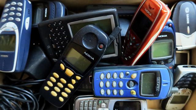 <b>Mobicast #166 - Podcast/Videocast despre Quickmobile Demo Day gadgets, Samsung Galaxy S8 şi ecranul roşiatic, teasere HTC U11 şi Outlast 2</b>Mobicast #166 e aici şi sper din toată inima să îl ascultaţi cu atenţie în vreme ce împachetaţi paturi, mititei şi grătare pentru mini vacanţă de 1 mai. Am avut o săptămână interesantă, încununată de un eveniment Quickmobile.ro, care ne-a adus demo-uri..