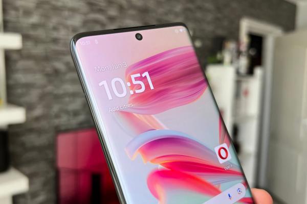 Motorola Edge 50 Ultra: Același ecran curbat de pe Pro, dar mai cuminte la capitolul luminozitate