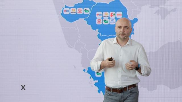 <b>eMAG investeşte 900 de milioane de lei în extindere în 2024, a încheiat 2023 cu cifra de afaceri de 5.9 miliarde</b>eMAG a organizat astăzi un eveniment în cadrul căruia a dezvăluit planurile pentru anul 2024, dar şi cifra de afaceri pe anul 2023. Compania a anunţat finalizarea unui plan de investiţii de 3.2 miliarde de lei, lansat în 2021, care a implicat extinderea