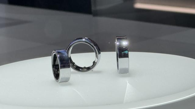 <b>Avem o primă imagine cu dock-ul de încărcare pentru inelul inteligent Samsung Galaxy Ring</b>Următorul mare trend din zona tech va fi inelul smart, cu toate că avem asemenea dispozitive prezente pe piață de ani buni iar aici nu pot să nu mă gândesc la Oura. Cu toate acestea, odată cu introducerea în portofoliul Samsung