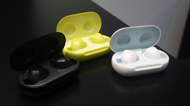 <b>Turul Magazinelor #546: Galaxy Buds la ofertă, o boxă portabilă cu formă funky, monitor 4K sub 900 lei + Nokia 9 Pureview la comandă</b>Turul Magazinelor de final de săptămână e gata şi vă ţine tot weekendul companie, ca o colecţie de repere de shopping. Avem pentru voi un telefon new entry pe piaţa locală, cu 5 camere la bord, dar şi o boxă portabilă Sony 