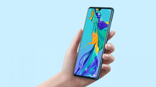 <b>Preț și disponibilitate Huawei P30 în România</b>Alături de Huawei P30 debutează de astăzi la precomandă și modelul mai accesibil numit Huawei P30, telefon care păstrează multe dintre dotările fratelui mai mare după cum probabil ați descoperit deja. Noi vă oferim prin