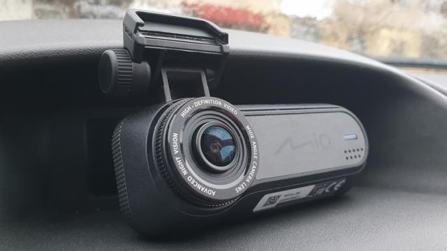 <b>Prezentare MIO MiVue J85: Cameră video auto cu filmare QHD 2.5K, GPS și Wi-Fi</b>Astăzi pe Mobilissimo marcăm o premieră dacă nu mă înșel și anume prezentarea primei camere video auto de pe site, fiind vorba despre modelul MIO MiVue J85 pe care îl puteți vedea în imaginile de față