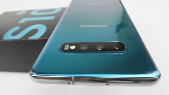 <b>Samsung Galaxy S10+: Camera pentru toată lumea, cu 5 senzori puşi la treabă mai mult ca niciodată</b>Samsung Galaxy S9+ a inaugurat anul trecut camera duala în seria Galaxy S şi iată-ne în 2019 sărind la o cameră tripla chiar, în spate şi la o cameră duala selfie pe S10+. Samsung a folosit experienta acumulată după telefoane experimentale ca..
