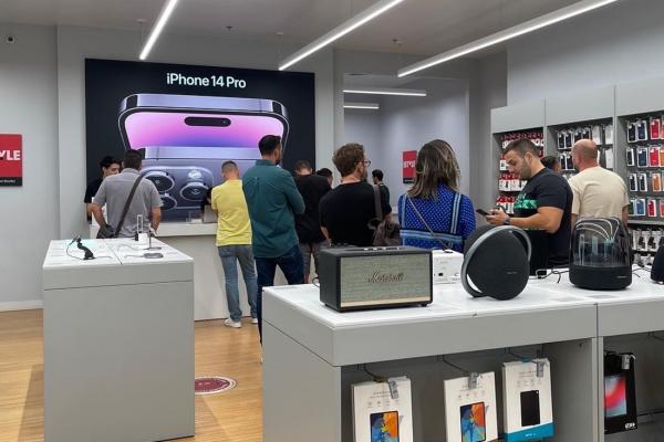 iPhone 14 Pro debutează oficial în România în cadrul unui eveniment iStyle: Dynamic Island schimbă multitasking-ul, avem nuanță Deep Purple și o cameră cu upgrade mare