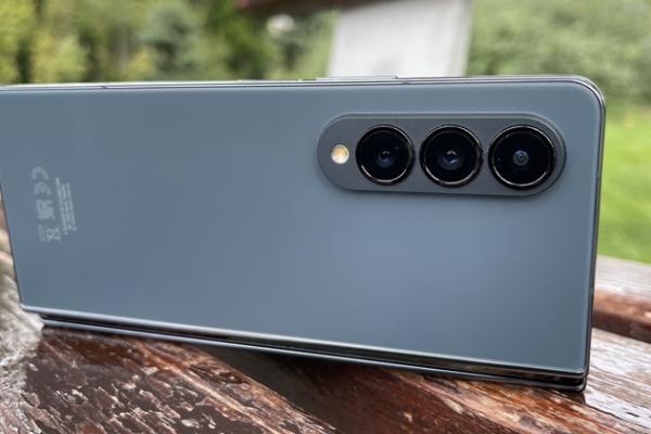 Samsung Galaxy Z Fold 4: Camera cu extra zoom, stabilizare, Night Mode savuros