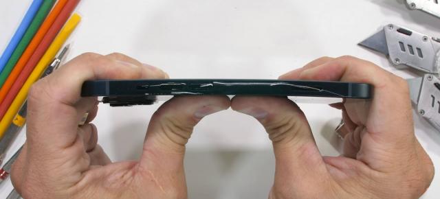 iPhone 14 supus la teste de îndoire şi zgâriere; Iată verdictul lui JerryRigEverything (Video)