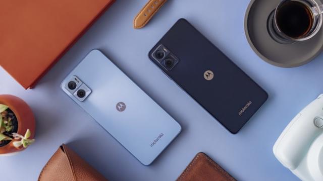 <b>Motorola lansează telefoanele de buget Moto E22 şi Moto E22i, cu ecrane LCD de 90 Hz, procesor Helio G37</b>După scăpările de săptămâna trecută, Motorola a lansat în sfârşit telefoanele sale de buget din gama E, mai precis Moto E22 şi Moto E22i. Ele au în comun ecranele LCD cu refresh rate de 90 Hz şi procesoarele Helio G37. Alte detalii găsiţi mai jos