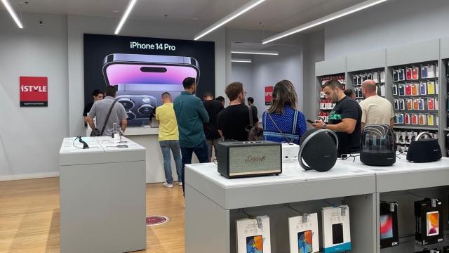 <b>iPhone 14 Pro debutează oficial în România în cadrul unui eveniment iStyle: Dynamic Island schimbă multitasking-ul, avem nuanță Deep Purple și o cameră cu upgrade mare</b>Această zi de 16 septembrie 2022 a fost despre iPhone 14, noul terminal mobil Apple care a debutat și pe plan local. La invitația celor de la iStyle am mers către magazinul din Băneasa Shopping City, București pentru a asista la dezvăluirea noilor 