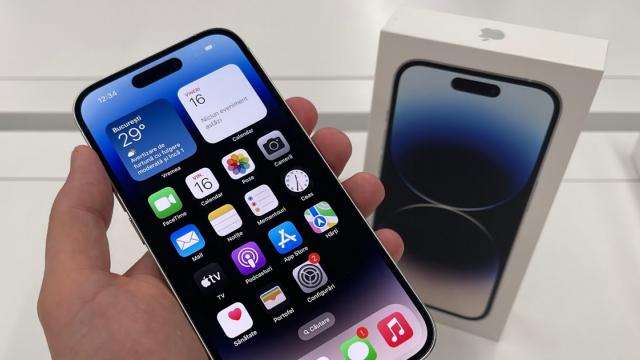 <b>iPhone 14 are aceste probleme; Ce bug-uri a confirmat Apple</b>Pe 16 septembrie Apple a început să vândă telefoanele iPhone 14 în magazine şi online şi au început să apară şi recenziile, disecţiile, analizele foto. Am aflat şi că au apărut primele bug-uri, iar Apple a confirmat unele dintre ele. Le aflaţi mai jos