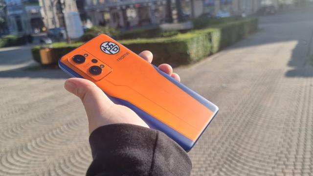 <b>Prezentare realme GT Neo 3T Dragon Ball-Z Edition - Smartphone cu personalitate anime, pentru fani, dar și pentru gamerii cu buget redus</b>Undeva în vara acestui an realme a lansat mai multe smartphone-uri interesante. Unul dintre ele aducea alimentare ultra-rapidă la 150W pe fir, fiind vorba despre realme GT Neo 3. La scurt timp a debutat însă și modelul realme GT Neo 3T, un terminal