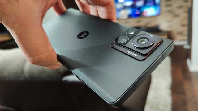 <b>Motorola Edge 30 Ultra review în limba română (Evaluare Mobilissimo)</b>Am ajuns şi la această etapă în evoluţia camerelor foto! Avem telefoane cu camera de 200 de megapixeli, iar balul este deschis de Motorola Edge 30 Ultra, cu al său senzor Samsung ISOCELL HP1. Următorul pas va fi spre 400 de MP şi apoi spre rezoluţia..
