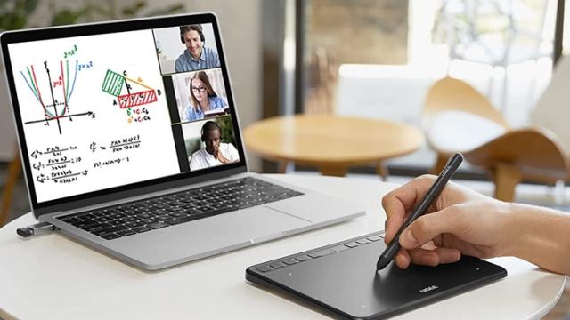 <b>E LUNI e AMAZON: Azi vă recomandăm tableta grafică UGEE S640W cu baterie încorporată, compatibilă cu Windows, Mac sau chiar Android</b>Dacă e luni, revine seria noastră săptămânală „E LUNI e AMAZON”. Azi am găsit un produs dedicat artiștilor și creatorilor de conținut. Este vorba despre tableta grafică UGEE S640W pe care am găsit-o pe Amazon DE și are chiar 10% extra-discount în această