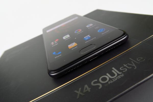 Allview X4 Soul Style Unboxing: phablet pentru selfie, cu baterie de croazieră (Video)