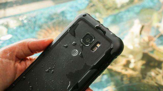 <b>Samsung Galaxy S8 Active apare în statisticile unui site, cu numele de cod SM-G892A</b>Ca orice flagship care se respectă, Samsung Galaxy S8 va avea şi versiuni derivate. Printre ele ar trebui să se numere şi Samsung Galaxy S8 Active, despre care apăreau primele detalii în aprilie. Acum îi vedem amprenta digitală într-un "user agent profile