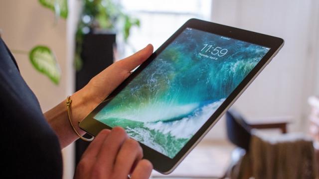 <b>În ciuda deprecierii cu 13% a livrărilor de tablete iPad în primul trimestru din 2017, Apple rămâne lider în acest segment de pe piață</b>Cei de la IDC au astăzi un nou raport pentru noi, unul ce dezvăluie cum au evoluat vânzările de tablete în primul trimestru al anului 2017. Deși remarcăm faptul că livrările de tablete iPad au scăzut destul de mult, iată că Apple rămâne în continuare 