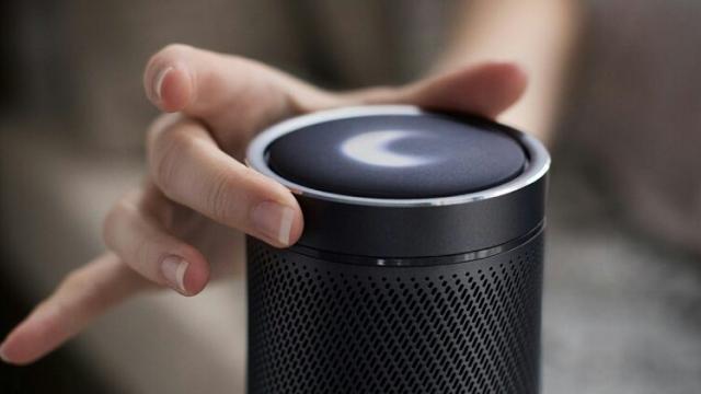 <b>Difuzorul smart Harman Kardon Invoke este anunțat oficial; vine cu asistentul vocal Cortana și putem realiza apeluri via Skype</b>Invoke este numele unui nou difuzor smart dotat cu asistent virtual, produs ce se bazează pe Microsoft Cortana pentru a oferi o experiență cu adevărat hands-free. Folosind comenzi vocale vom putea controla diverse echipamente smart din casă, dar și afla