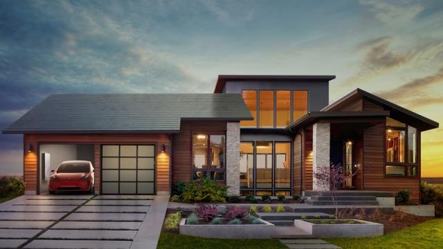 <b>Acoperişul cu panouri solare de la Tesla, Solar Roof e disponibil la precomandă şi nu costă chiar atât de mult pe cât credeaţi (Video)</b>În toamna anului trecut Elon Musk, CEO al Tesla, prezenta cu mândrie noile panouri solare numite Solar Roof. Spre deosebire de un panou solar clasic ce ocupă mult spațiu și conferă un look nu tocmai atractiv casei, panourile Tesla sunt integrate direct în