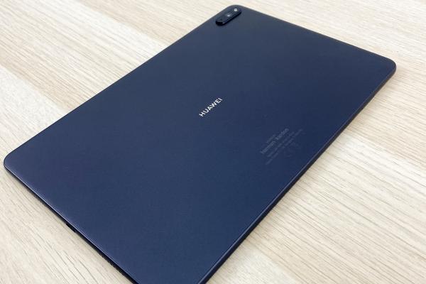 Huawei MatePad 11: Design mai degrabă landscape, solid, cu un corp plăcut la atingere