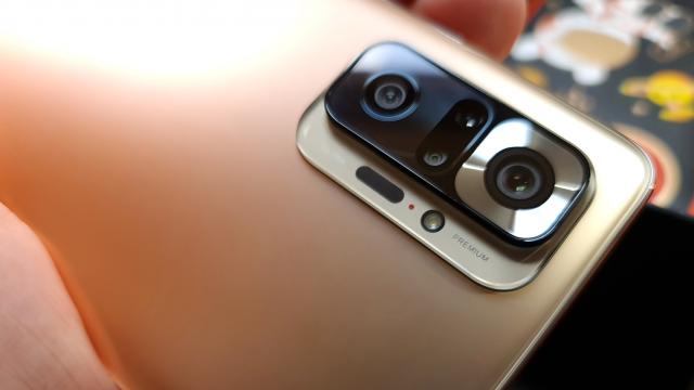 <b>Redmi Note 10 Pro: Camera captează foarte multă lumină şi detalii, se descurcă bine după apus</b>Xiaomi Redmi Note 10 Pro trece cu adevărat la nivelul următor după Redmi Note 8 Pro şi Redmi Note 9 Pro. Mă refer evident la camera principală de 108 MP din spate. Până să ajungem la ea, hai să luăm lucrurile pe rând totuşi. În faţă se afla o cameră