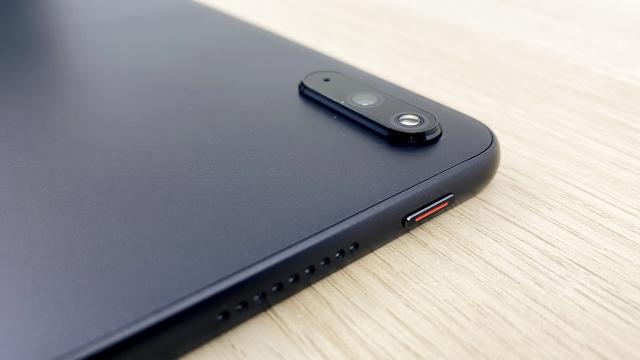 <b>Huawei MatePad 11: Hardware capabil, peste tableta midrange clasică</b>Tableta are un hardware capabil, care o urcă peste media dotărilor de tablete midrange şi începem cu un ecran IPS LCD de 10.95 inch, cu rezoluţie de 2560 x 1600 pixeli. Mai important e că are refresh rate de 120 Hz, lucru benefic pentru gameri şi cei