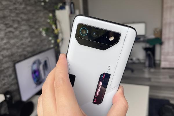 ASUS ROG Phone 7 Ultimate: Design-ul de telefon de gaming pe care îl vei recunoaște de la o poștă, cu mic facelift