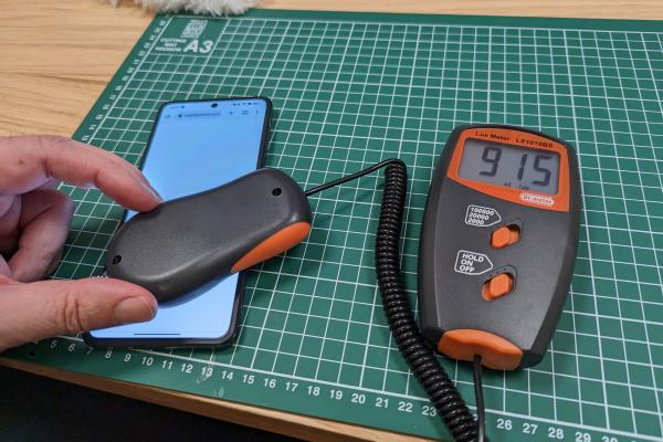 Luminozitate display OPPO Find N2 Flip și ecranul văzut la microscop