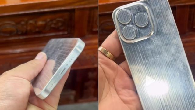 <b>Macheta lui iPhone 15 Pro apare în fotografii hands-on, cu port USB-C la bază și modul foto protuberant în spate</b>În ultimele zile au apărut multe scăpări legate de iPhone 15 Pro. Am văzut randări CAD ale telefonului și, după cum era de așteptat, pe baza acestora s-au creat și machete / unități dummy ale telefonului. O astfel de unitate apare în fotografii hands-on