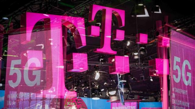 <b>Telekom va lansa servicii 5G în România chiar dacă nu a participat la licitația ANCOM din 2022; Viteza maximă de descărcare va fi de 250 Mbps</b>La sfârșitul anului 2022 ANCOM anunța finalizarea licitației de spectru 5G, cu 3 operatori câștigători și anume: Orange, Vodafone și RCS & RDS. Aflăm azi o veste neașteptată prin intermediul ZF.ro, însă. Se pare că Telekom România Mobile va lansa servicii