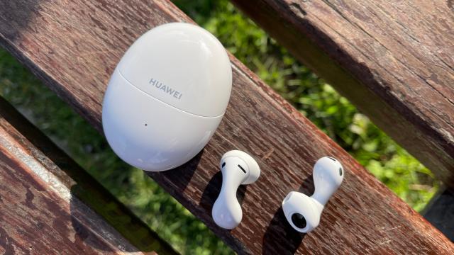 <b>HUAWEI FreeBuds 5 Review: Cele mai comode căști TWS open-fit aduc un design futurist inedit și au Spatial Audio, ANC plus suport dual-codec (L2HC, LDAC)</b>Huawei este o companie care experimentează atunci când vine vorba de design, iar după ineditul produs numit HUAWEI Watch Buds pe care l-am testat de curând, acum vin căștile HUAWEI FreeBuds 5, cu un design diferit, inedit