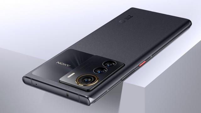 <b>ZTE Axon 50 Ultra a debutat oficial! Smartphone arătos care oferă conectivitate prin satelit, CPU Snapdragon 8+ Gen 1, panou de 144Hz</b>ZTE a organizat un eveniment de lansare important în China în cadrul căruia a anunțat cel mai nou telefon din portofoliu. E vorba despre ZTE Axon 50 Ultra, succesor direct pentru Axon 40 Ultra. Are un design arătos și e primul smartphone din oferta