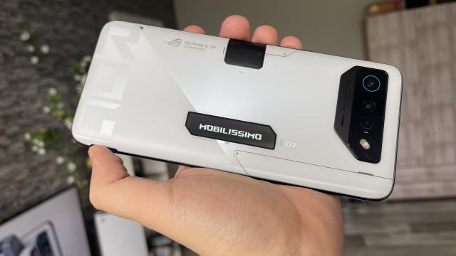 <b>ASUS ROG Phone 7 Ultimate - Review detaliat în limba română (Evaluare Mobilissimo)</b>Iepurașul a adus în prag de Paște un nou telefon de gaming, sub forma lui ASUS ROG Phone 7 Ultimate care aduce cel mai nou în materie de dotări hardware și păstrează rețeta deja consacrată. Când mă gândesc la un ROG Phone