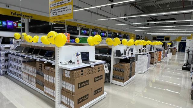 <b>Cel mai mare magazin Flanco din Bucureşti s-a deschis; Unde se află + ofertă Xbox Series X la 1999 lei</b>Flanco a deschis astăzi cel mai mare magazin al său din Bucureşti şi odată cu această deschidere vin şi ofertele speciale. Astfel, aflăm că magazinul se afla în centrul comercial Militari Shopping, are o suprafaţă generoasă de 1000 de metri pătraţi 