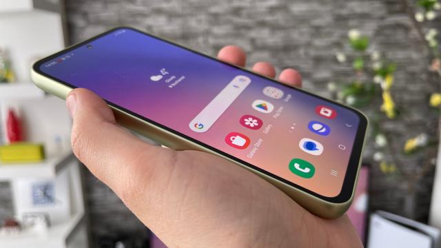 <b>Samsung Galaxy A54: Display de calitate, mare și luminos, dar ce s-a întâmplat cu marginile panoului frontal?</b>Samsung Galaxy A54 calcă pe urmele predecesorilor săi și oferă desigur un ecran Super AMOLED ca parte din pachetul hardware livrat cumpărătorilor. Are totuși o ajustare de diagonală, astfel că de la cei 6.5 inch ai predecesorului ajungem 