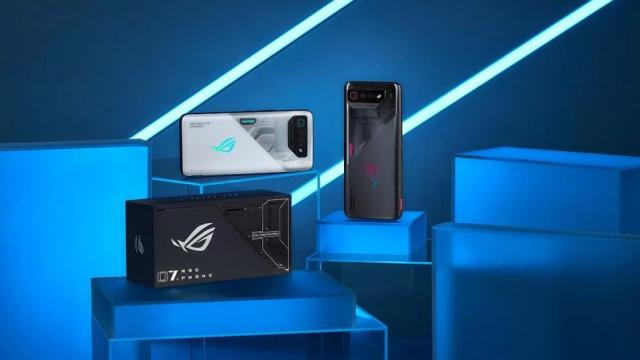 <b>Preț și disponibilitate ASUS ROG Phone 7 în România (+ AeroActive Cooler 7 cadou)</b>Dacă ești în căutarea unui smartphone de gaming la început de an 2023 ai putea alege ASUS ROG Phone 7, o bestie într-alea gaming-ului care duce ore în șir de jocuri și zeci de ore de streaming multimedia. De astăzi îl găsești la vânzare 