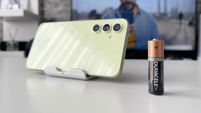 <b>Samsung Galaxy A54: Bateria tipică de 5000 mAh de pe telefoanele mid, cu upgrade binevenit la playback video continuu</b>Samsung Galaxy A54 vine cu o baterie tipică unui telefon mid-range, o unitate de 5000 mAh care se încară pe fir la 25W, un standard al celor de la Samsung, inclusiv pe modele flagship. Avem port USB Type-C 2.0 prin care se realizează 