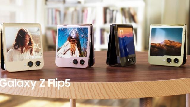 <b>Pliabilele Samsung Galaxy Z Fold 5 și Z Flip 5 ar putea debuta mai devreme în acest an; Aflăm potențiala perioadă de lansare</b>Samsung urmează să anunțe în acest an noua generație de telefoane pliabile din portofoliul său - Galaxy Z Fold 5 și Z Flip 5. Sunt zvonuri conform cărora compania sud-coreeană pregătește chiar și o tabletă pliabilă în acest an, însă aceasta nu e bătută