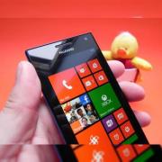 Review Huawei Ascend W1: Windows Phone 8 midrange care se remarcă doar prin baterie (Video)