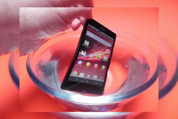 Review Sony Xperia Z: design elegant din sticlă, terminal performant, dar camera și ecranul sub așteptări (Video)