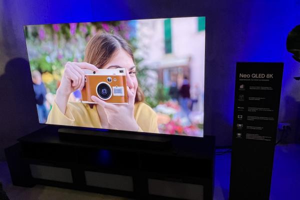 Samsung a adus în România televizorul cu margini invizibile Samsung QN900C (Neo QLED 8K); Iată impresii