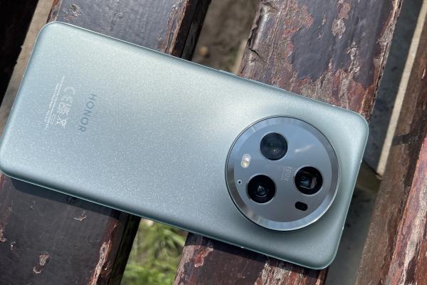 Honor Magic5 Pro: Acustică încântătoare, cu difuzoare stereo care își dovedesc măiestria