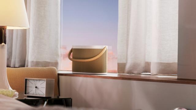 <b>Bang & Olufsen prezintă boxa portabilă Beosound A5: dispozitiv elegant cu încărcător wireless pentru telefon</b>Bang & Olufsen a dezvăluit astăzi cea mai puternică boxă portabilă a sa, modelul Beosound A5, cu design realizat în colaborare cu GamFratesi. Are şi încărcător wireless pentru telefoane.

